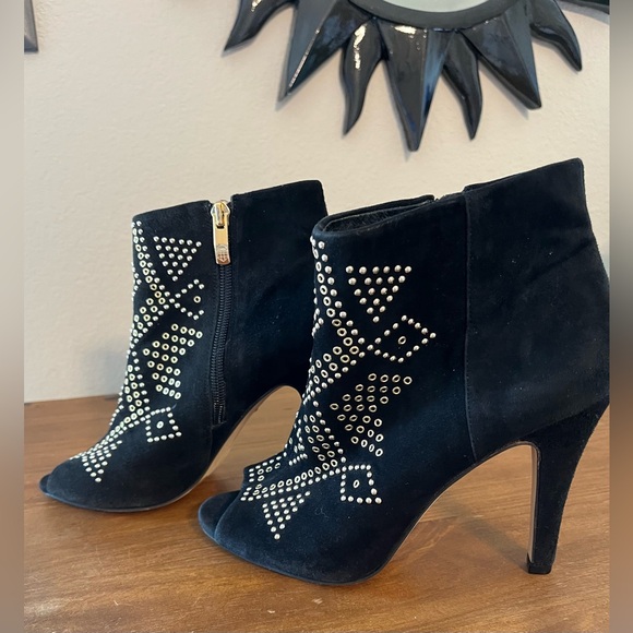 Vince Camuto Kanster Studded Peep Toe Black Booties
SZ 6.5M Side Zip 100% Suede - Picture 2 of 9